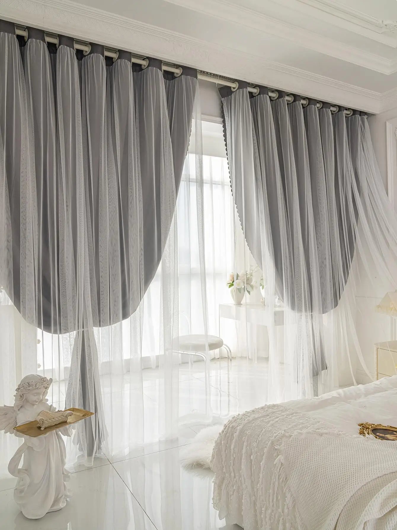 Rideau gris dans une chambre à coucher avec lumière naturelle filtrée
