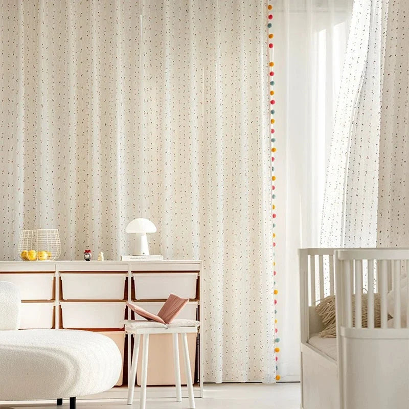 rideau tulle brodé points colorés moderne pompons multicolore blancintérieur décoration chambre enfant