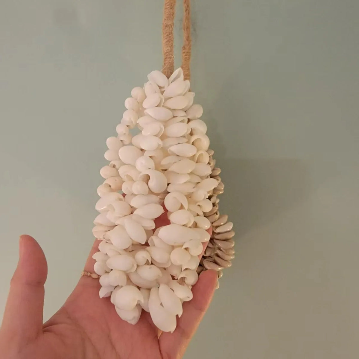 coquillage naturelles blanc beige artisanal suspension corde nouée décoration maison lisse opaques