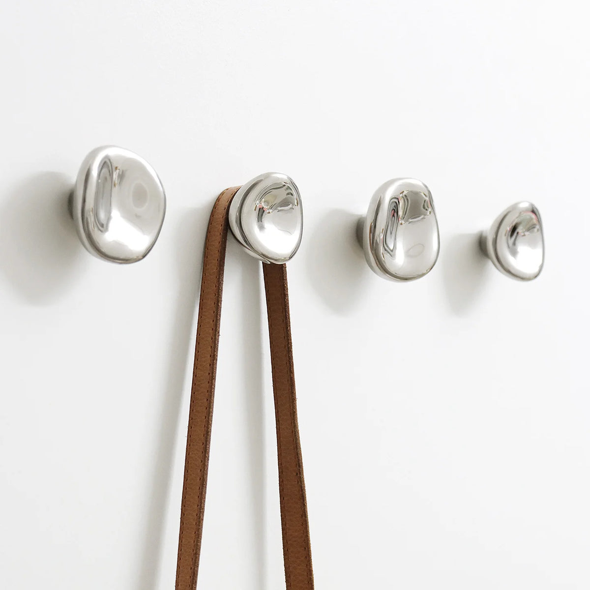 boucles d'oreilles argentées moderne minimaliste rondes brillantes légèrement concaves