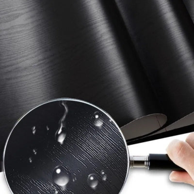 Autocollant meuble bois noir mat appliqué sur une armoire