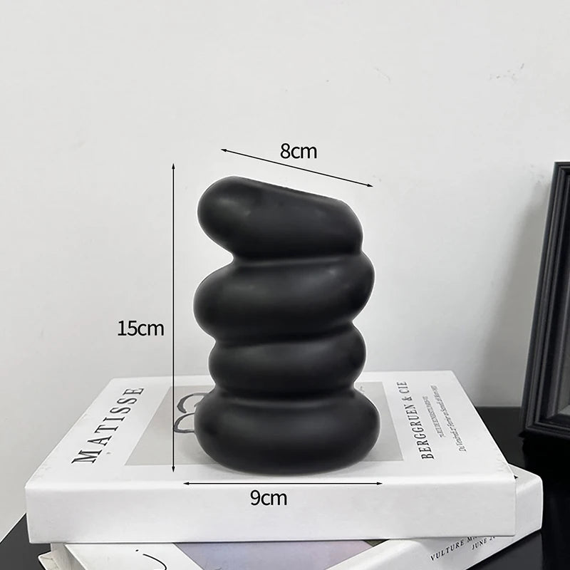 vase moderne décoration intérieure vase texturé noir fleurs artificielles calendrier cadre photo livres parfum