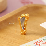 meubles miniatures poupées classiques rouge marron blanc doré texture cuir motifs floraux buste harpe