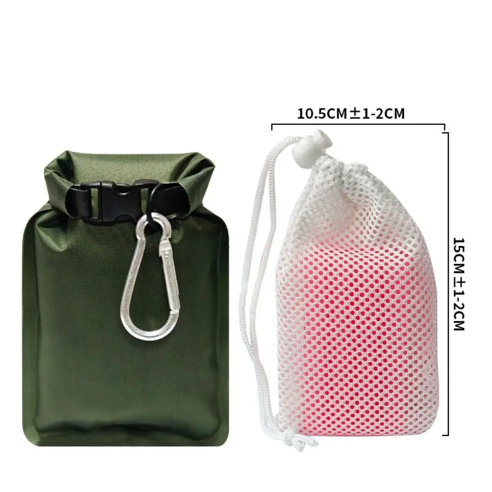 sac savon portable vert olive noir blanc perforations mousse boucle métal compact pratique rangement