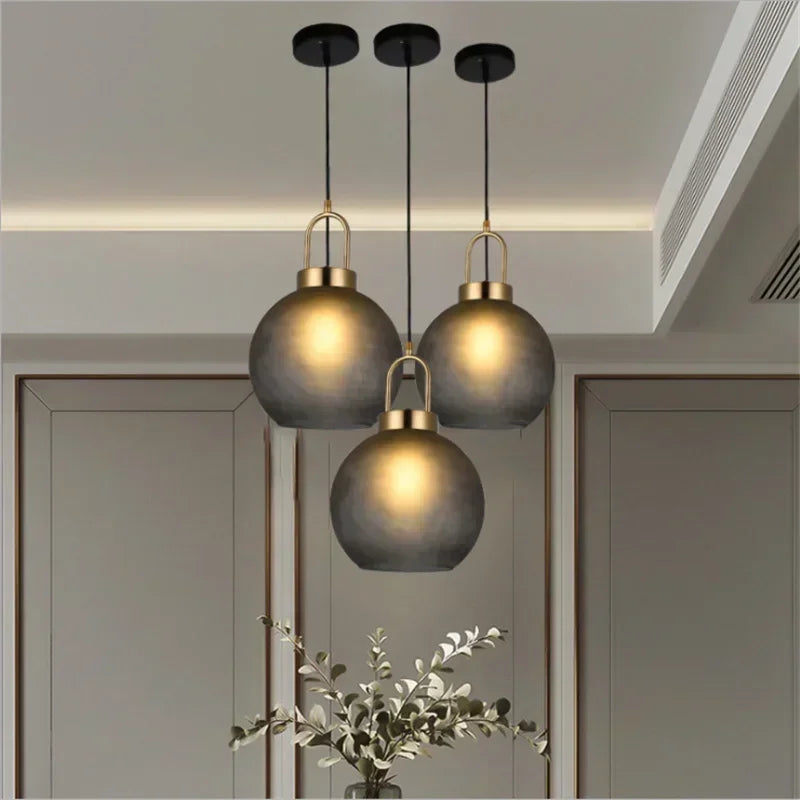suspension lumineuse moderne gris fumé doré verre mat métal poli ampoule filament visible chambre