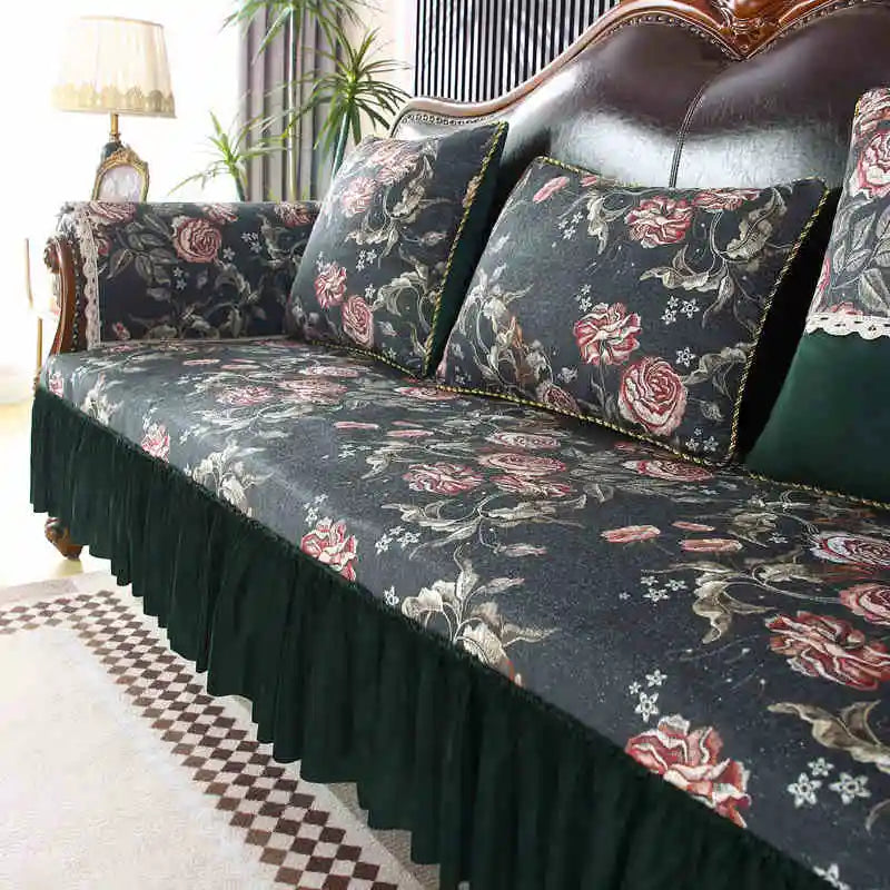 Canapé vintage tapissé de motifs floraux sombres, avec un abat-jour élégant et des détails décoratifs, créant une ambiance luxueuse et élégante dans la pièce.