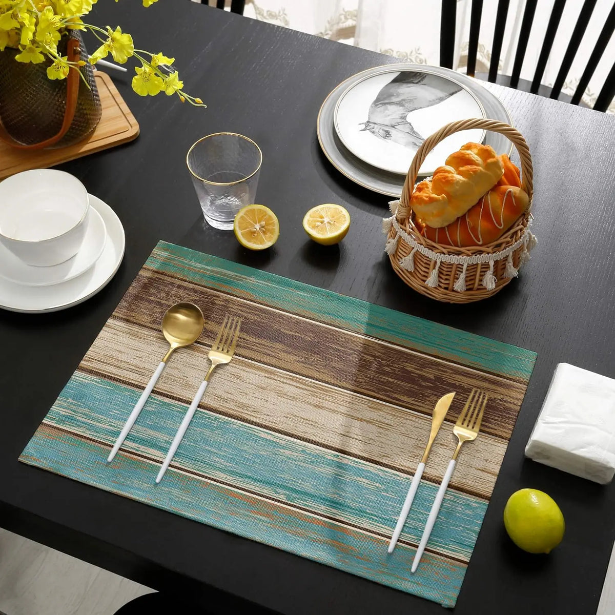 Napperons protégeant une table des taches et rayures