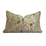 coussin décoratif rectangulaire brodé motif floral feuilles couleur beige clair maison siège voiture