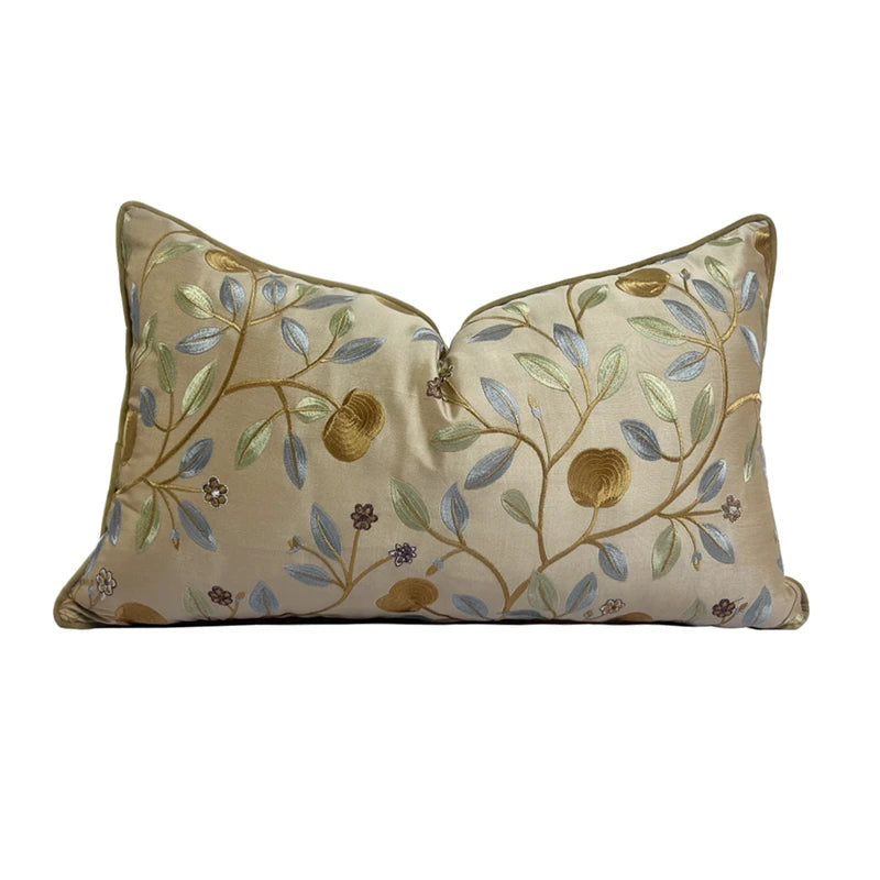 coussin décoratif rectangulaire brodé motif floral feuilles couleur beige clair maison siège voiture