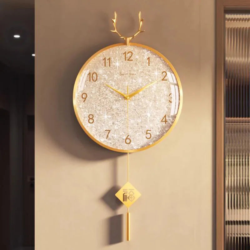 horloge murale moderne cadre doré aiguilles dorées fond blanc motif cerf pendule vintage chambre