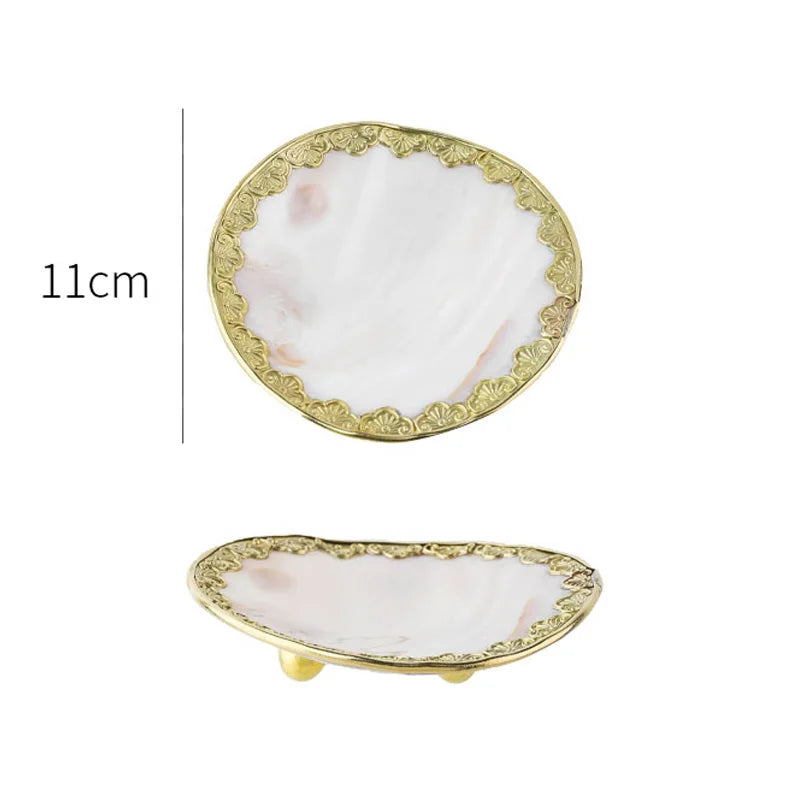 assiettes bijoux blanc or élégantes motifs floraux texture naturelle pieds métalliques almacenamiento joyas