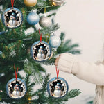 Ensemble d'ornements de Noël en bois multicolores sur une table