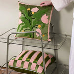 coussins bohèmes brodés vert rose jaune motifs florals rayures artisanal lit canapé