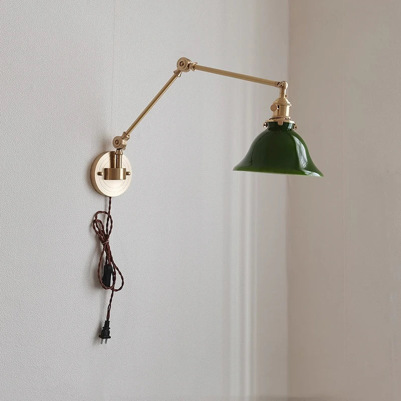 lampe murale articulée industrielle verre vert métal doré cordon noir interrupteur moderne chambre coucher