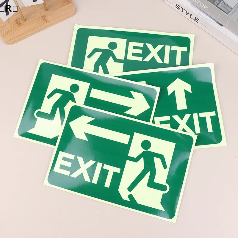 panneau sortie lumineux vert blanc silhouettes flèches moderne sécurité évacuation