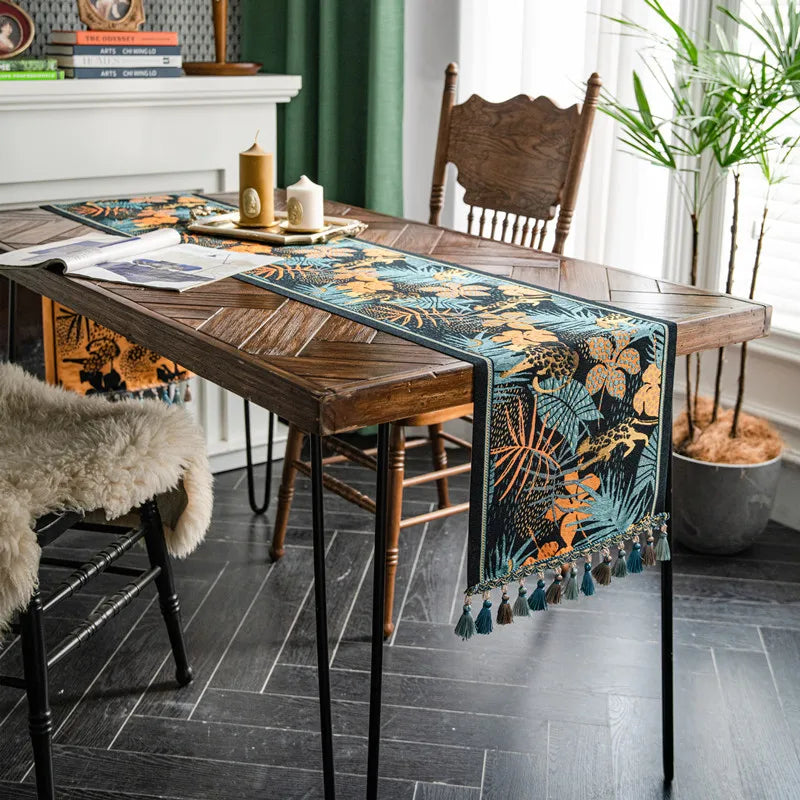 Décor tropical avec table en bois et mobilier de style vintage, créant une atmosphère chaleureuse et invitante dans la pièce.
