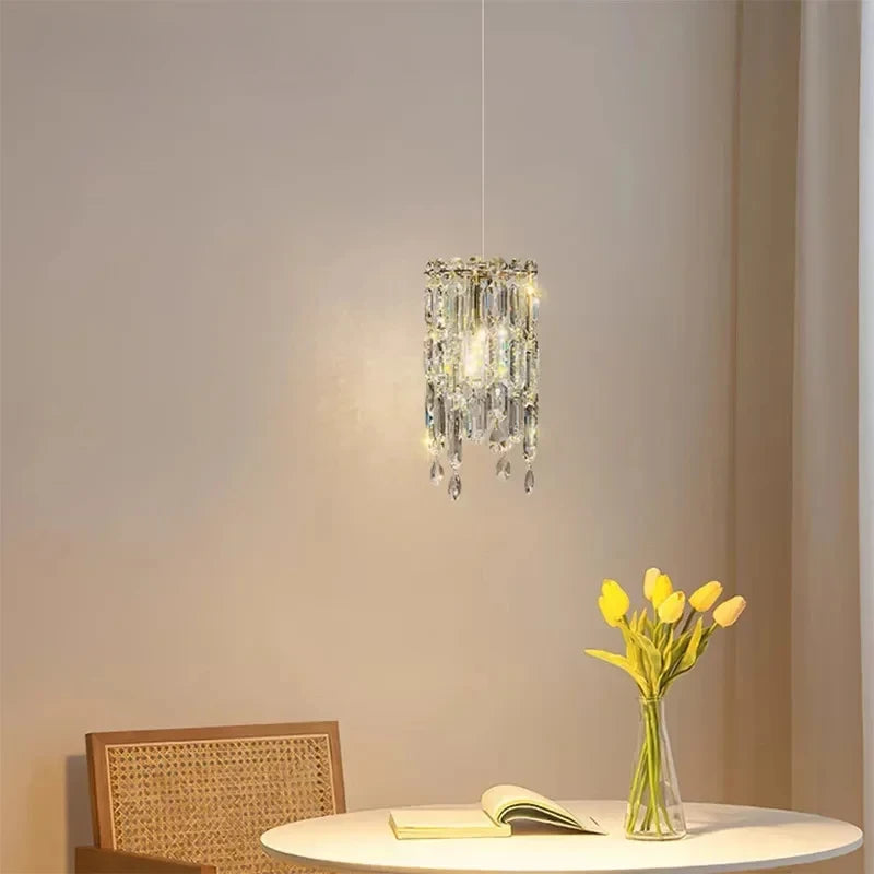 suspension lumineuse transparente cristaux dorés moderne élégante chaîne métallique brillants chambre table bar
