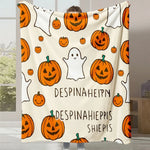 Couverture douce avec motifs d'Halloween, citrouilles souriantes et fantômes blancs, idéale pour décorer la maison pendant la saison des fêtes.