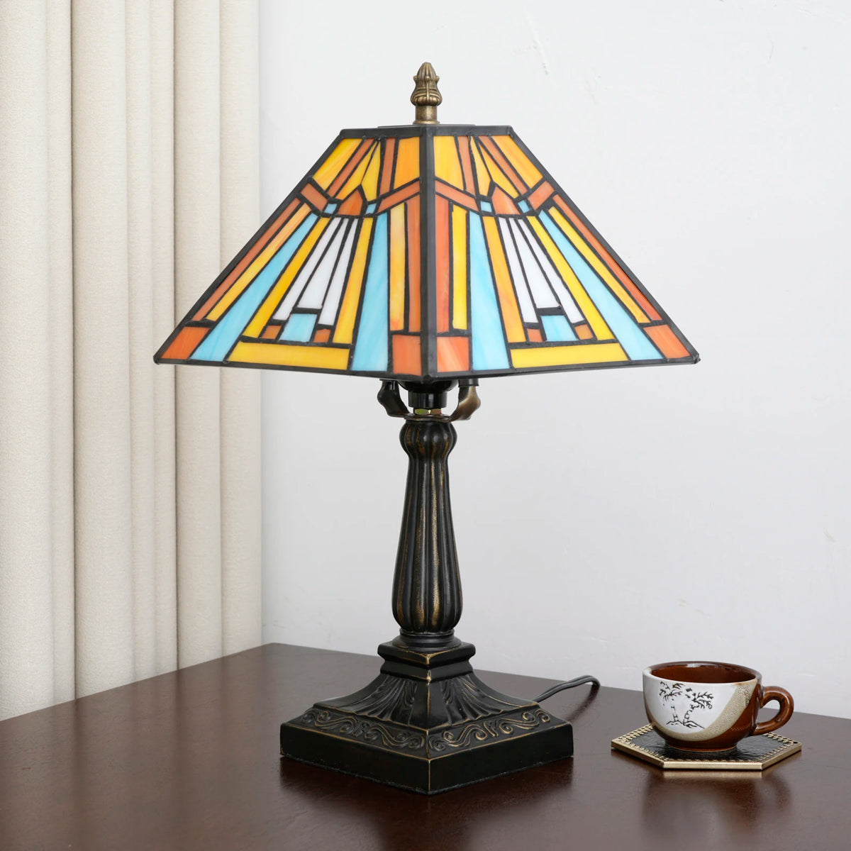 lampe table art déco vitrail couleur noir marron orange jaune bleu blanc motifs géométriques