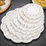 assiettes papier décoratives dentelle table festives rouges blanches marrons noires vertes ornementales rustiques