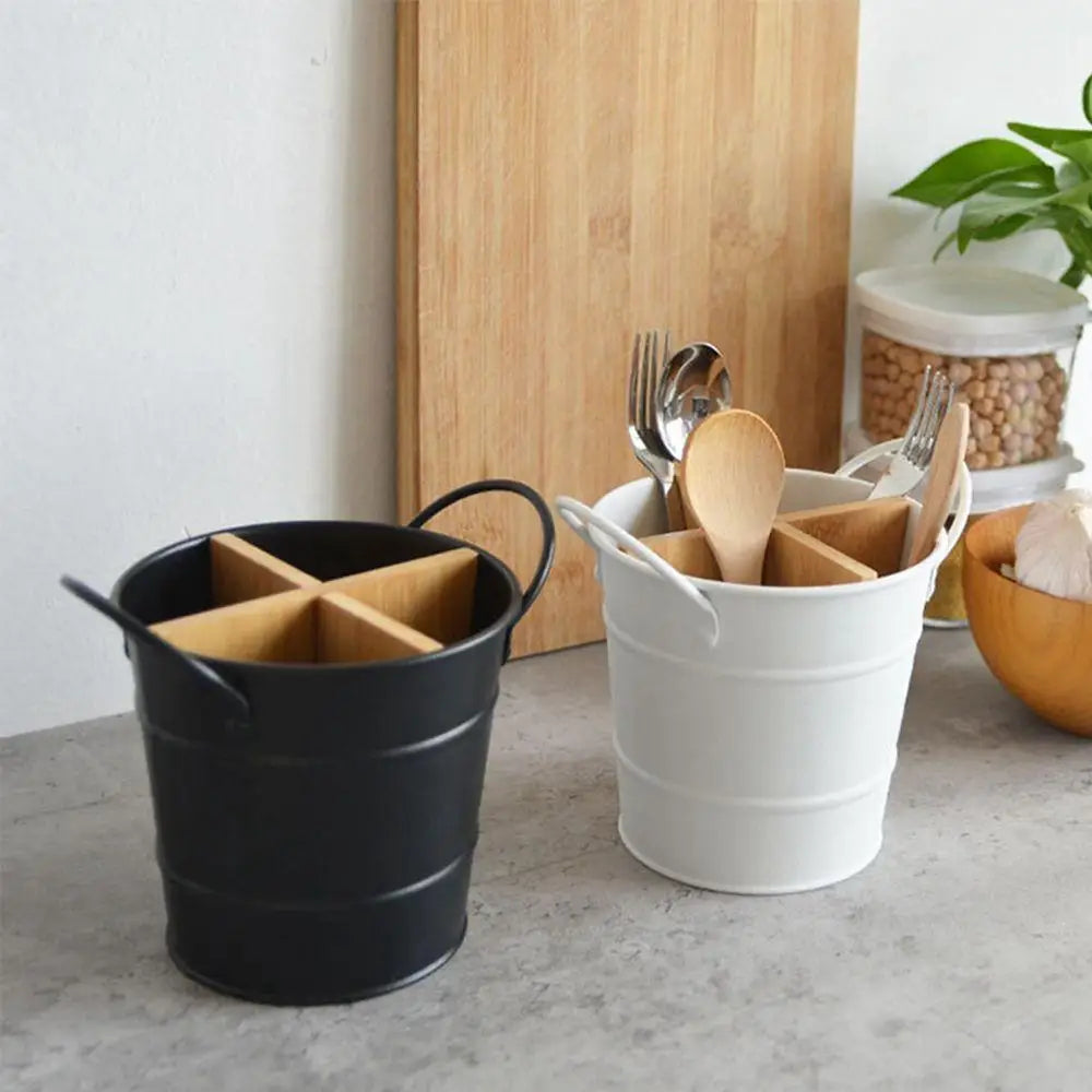 pot couverts moderne blanc noir poignées métalliques cuillères fourchettes spatules bambou