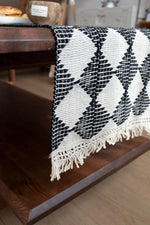 chemin table noir blanc motif losange moderne rustique polyester coton bordure frisée inclusion bougie
