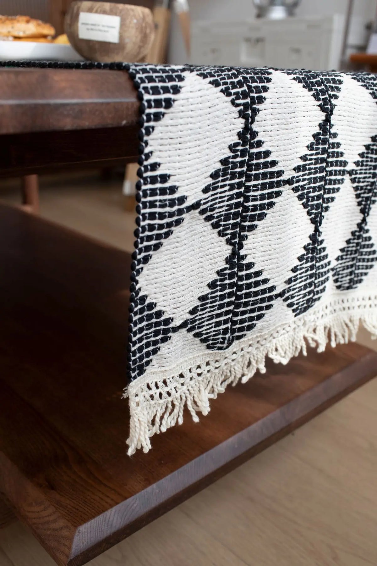chemin table noir blanc motif losange moderne rustique polyester coton bordure frisée inclusion bougie