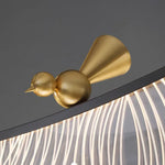 Suspension lumineuse contemporaine oiseau stylisé noir blanc doré plumes transparentes chambre salon