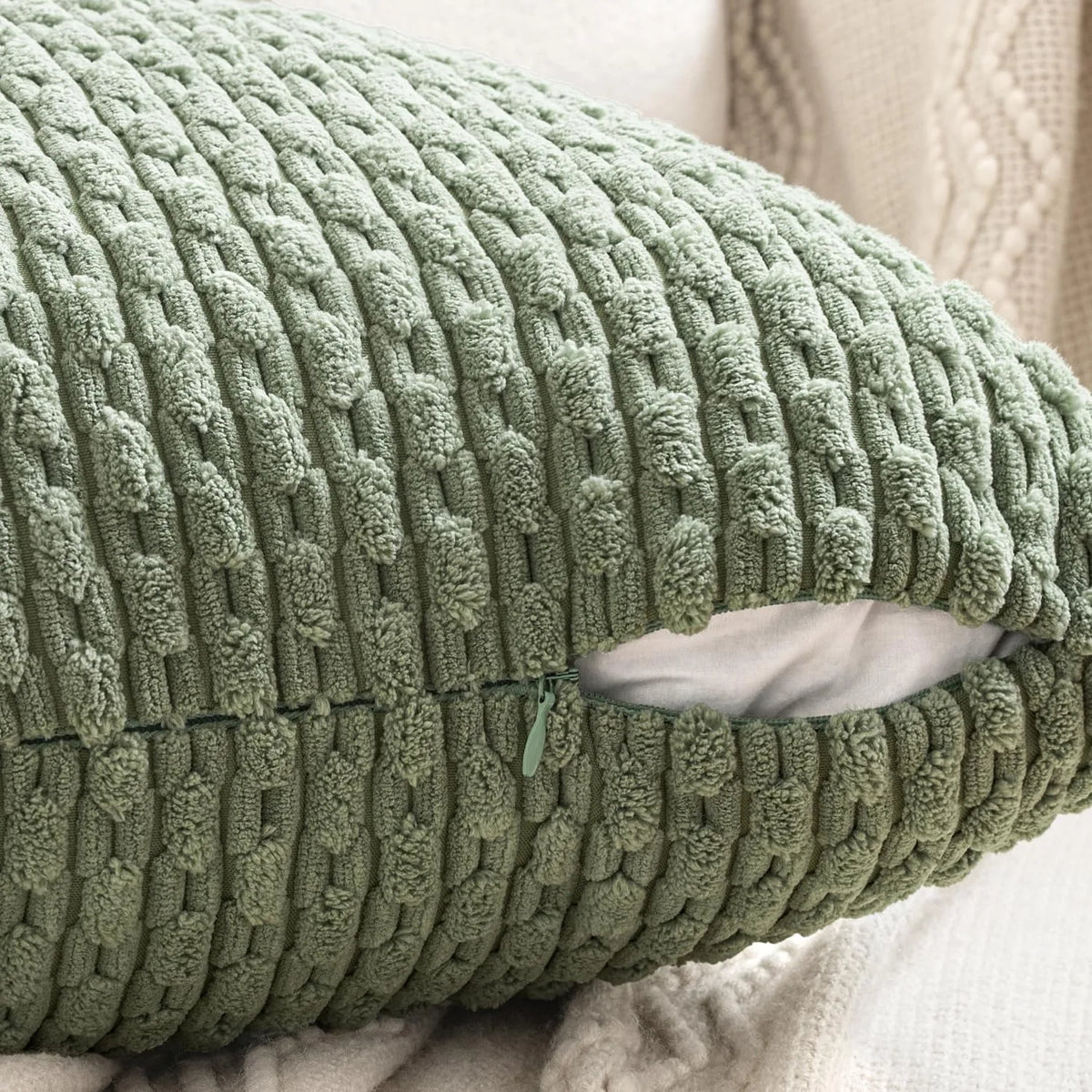 housse coussin carrée velours côtelé vert olive texture tissée garnissage blanc