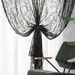 Détail du motif floral noir sur rideau transparent