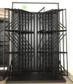 étagère moderne noire structure géométrique métal fixée sol barres diagonales quartz contemporain