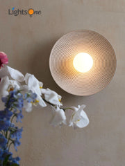 applique murale moderne minimaliste aspect bois strié fixation murale lumière chaude végétation fleurs decoration