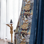 Rideau avec motif artistique représentant une femme entourée de papillons et de fleurs, évoquant un style classique et élégant, idéal pour ajouter une touche culturelle et sophistiquée à votre intérieur. Parfait pour un salon ou une chambre, ce rideau combine esthétisme et fonctionnalité, filtrant la lumière tout en embellissant votre espace de vie.