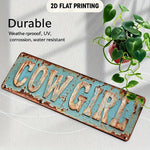 décoration murale vintage plaque cowgirl aluminium lettres relief bleu clair brun rouillé