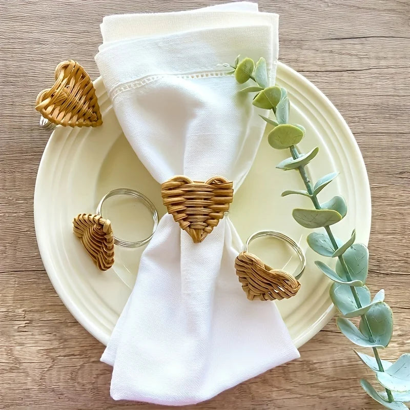porte serviettes tressés rustique bohème nappes blanches vertes assiettes fleurs eucalyptus