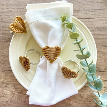 porte serviettes tressés rustique bohème nappes blanches vertes assiettes fleurs eucalyptus