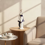 statuette féminine céramique émaillée robe élégante motifs floraux classique chapeau blanc bleu doré