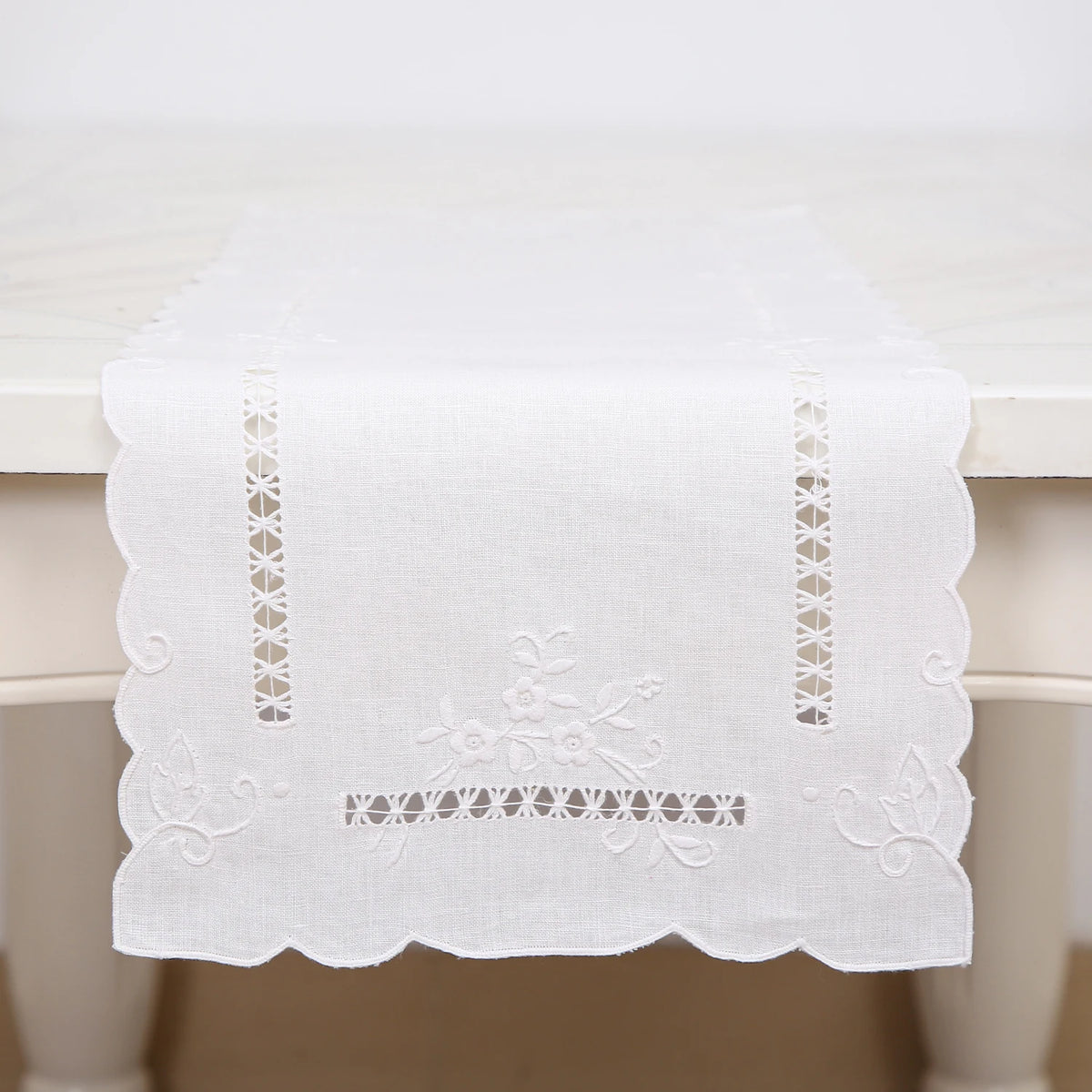 chemin table floral brodé lin blanc motifs ajourés vintage traditionnel festonné rectangle