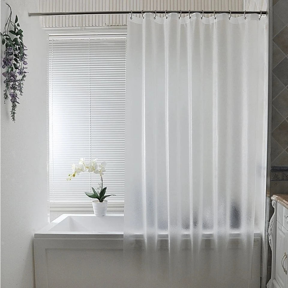 rideau douche blanc translucide texture froissée imperméable résistant moisissure moderne anneaux métalliques