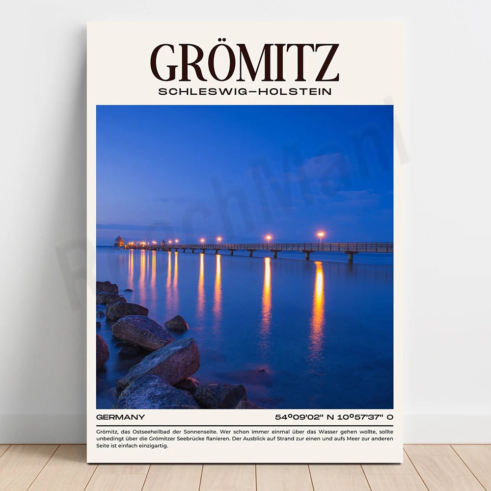 Gromitz, station balnéaire de Schleswig-Holstein en Allemagne, avec son quai illuminé reflétant sur l'eau calme du crépuscule bleu.