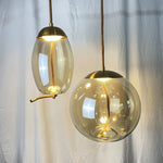Détail de l'abat-jour en verre de la lampe de chevet scandinave