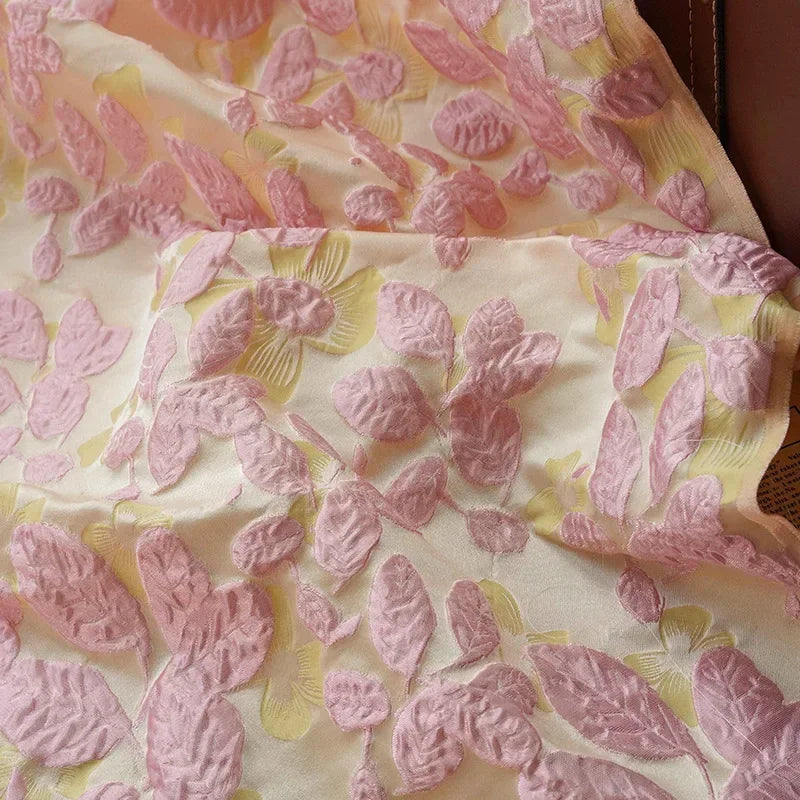tissu polyester floral relief rose jaune semi transparent largeur 155cm respectueux environnement decoratif Jacquard
