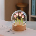 veilleuse boule verre tulipes artificielles feuilles vertes blanches base bois moderne transparente chambre décoration