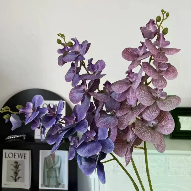 décoration intérieure orchidées artificielles violettes bleues blanches roses fleurs détaillées réaliste occasion fête maison