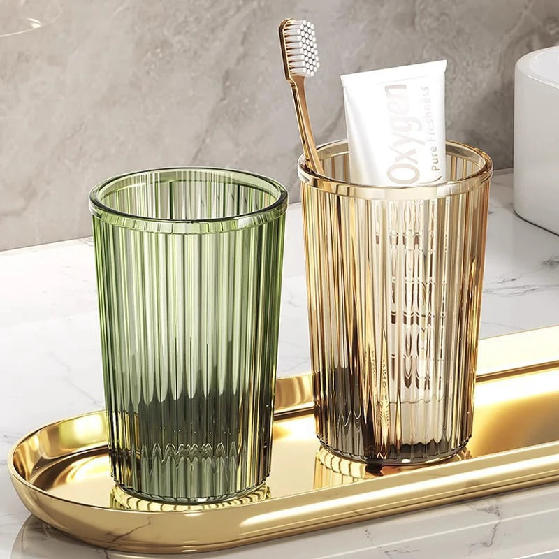verres dents moderne élégants vert olive doré gris fumé rayures verticales transparents accesoires salle