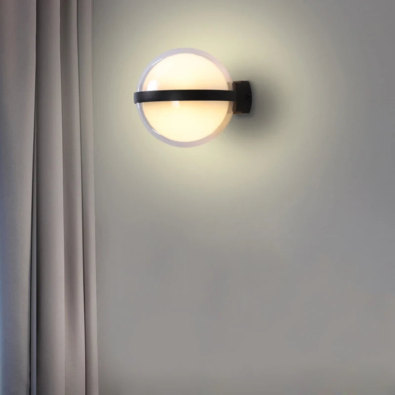 Applique murale LED boule acrylique 10W installée sur terrasse