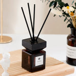 diffuseur d'odeur moderne bâtons parfumés noir brun foncé texture bois opacité rangs bâtonnets aromathérapie