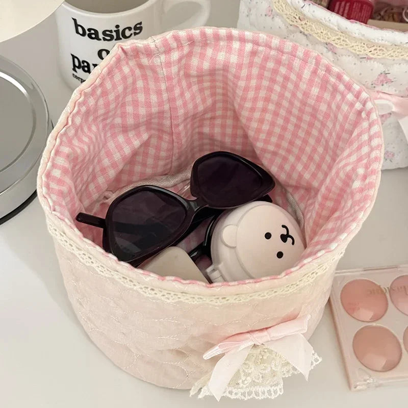 panier rangement blanc bleu rose vichy broderie vintage décoratif boucle ruban organisation jouets