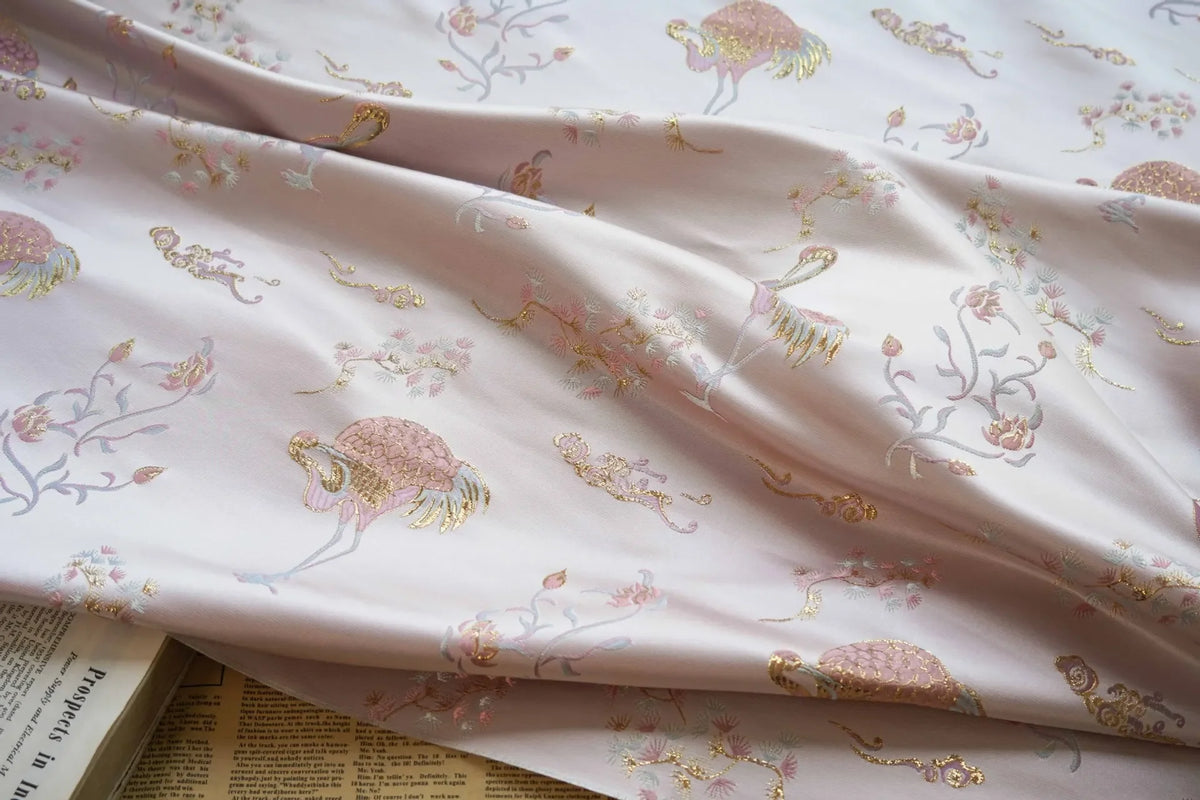 tissu brodé rose clair oiseaux fleurs traditionnel polyester largeur 145cm opacité Jacquard