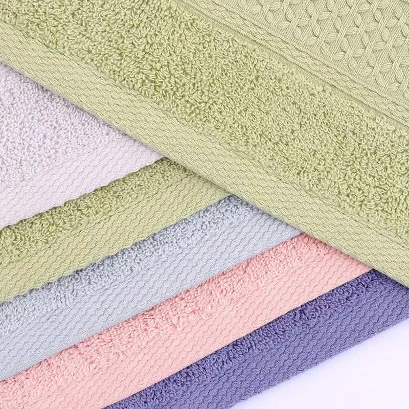 serviettes bain coton bleu clair vert rose gris absorbantes texture tissée bordure ornée classique